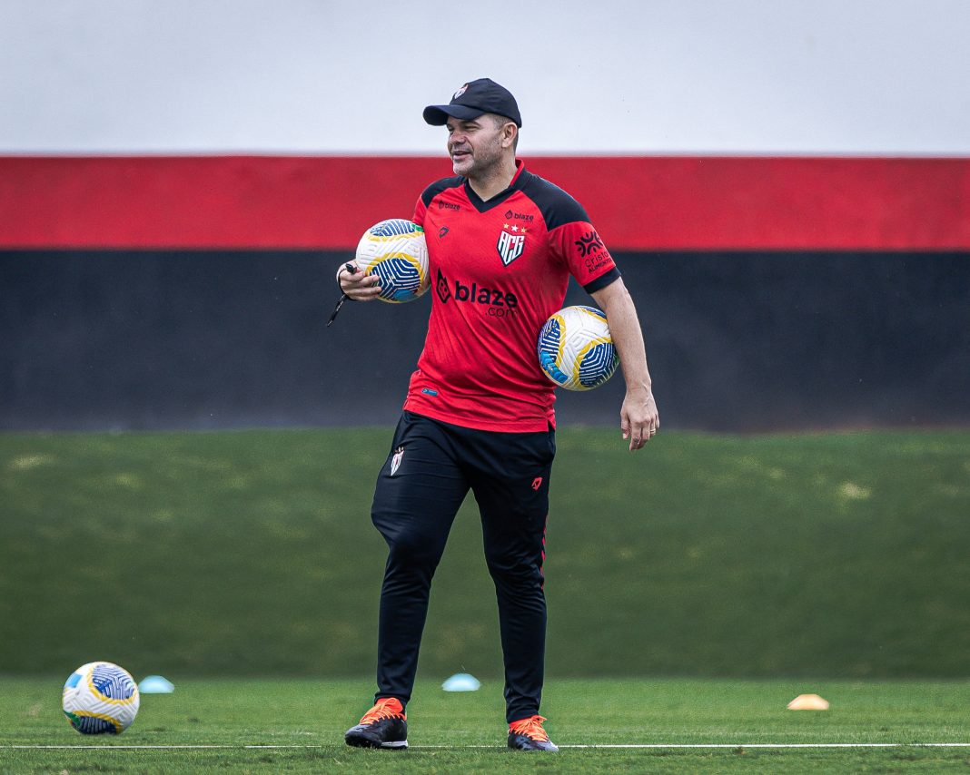 Técnico Umberto Louzer esboça time titular para encarar o Grêmio em Porto Alegre-RS.