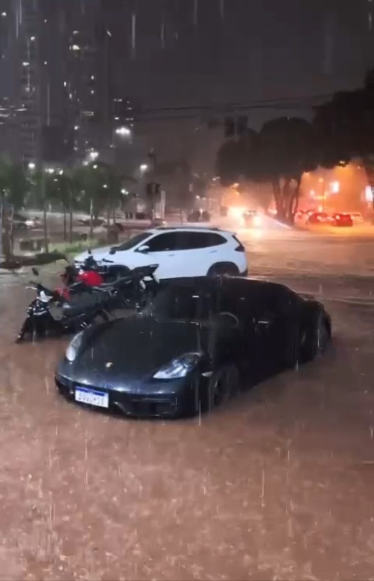 Chuva em Goiânia deixa pontos da cidade totalmente alagados