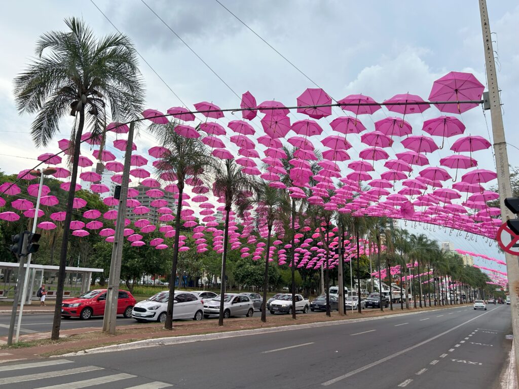 Guardas-chuvas rosa instalados na Praça Tamandaré, em 2023; alusão à importância da prevenção ao câncer de mama e abertura da programação aos 90 anos de Goiânia