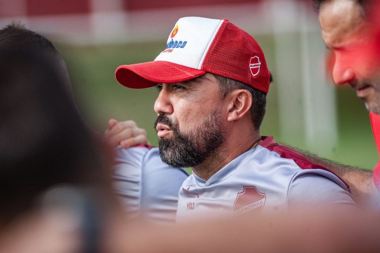 Vila Nova terá estreia no gol, desfalques e retornos no clássico contra o Goiás