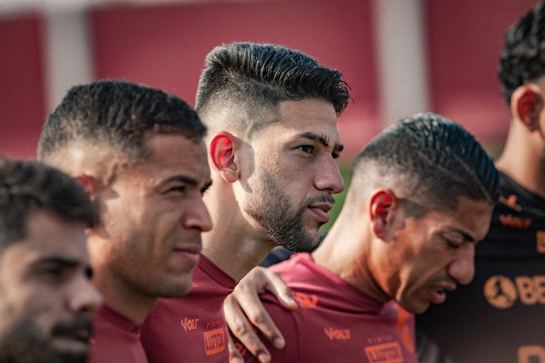 Vila Nova inicia o planejamento de 2025 e encaminha permanência com três titulares