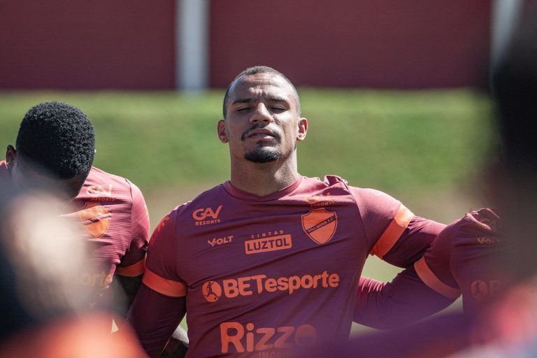 Vila Nova pode chegar a muitos desfalques no clássico e 5 jogadores disputam 2 vagas contra o Goiás