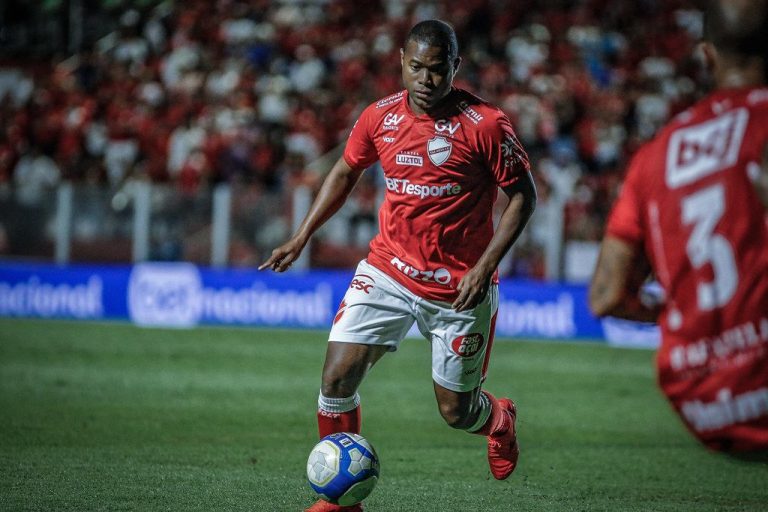 Luciano Naninho ressurge no Vila Nova e volta a disputar vaga no meio-campo