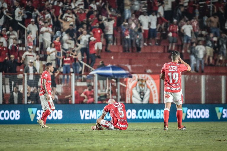 Com cinco desfalques, Vila Nova deve mudar o time em todos os setores contra o Avaí