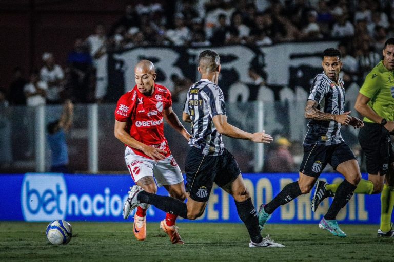 Thiago Carvalho deve promover voltas de zagueiro e volante, e Vila Nova terá mudanças contra o Santos