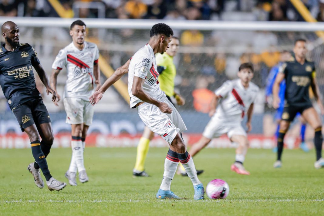 Atlético e derrotado pelo Criciúma por 2 a 0.