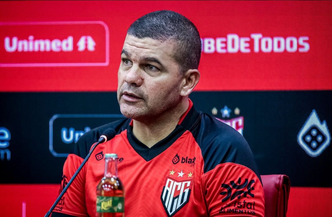 O técnico de futebol, Umberto Louzer foi desligado do Atlético-GO. O treinador deixa a equipe após 11 jogos.