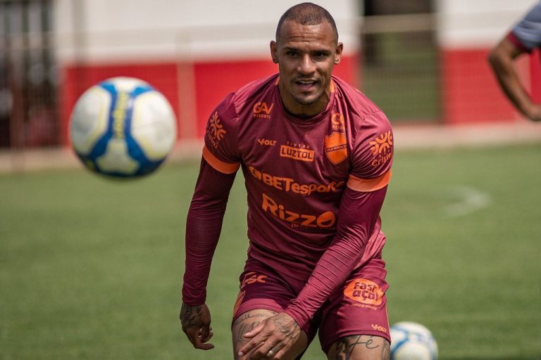 Arílson volta, mas Vila Nova terá desfalques contra o Santos