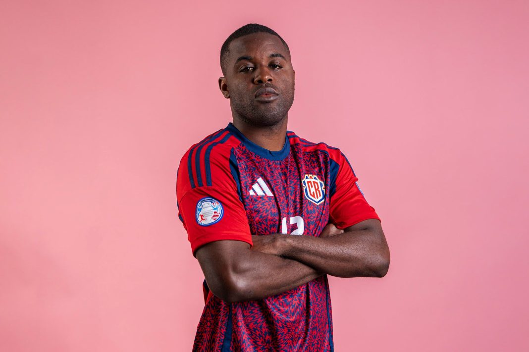 Joel Campbell em ação pela Costa Rica, reforçando o Atlético para o próximo desafio no Brasileirão.