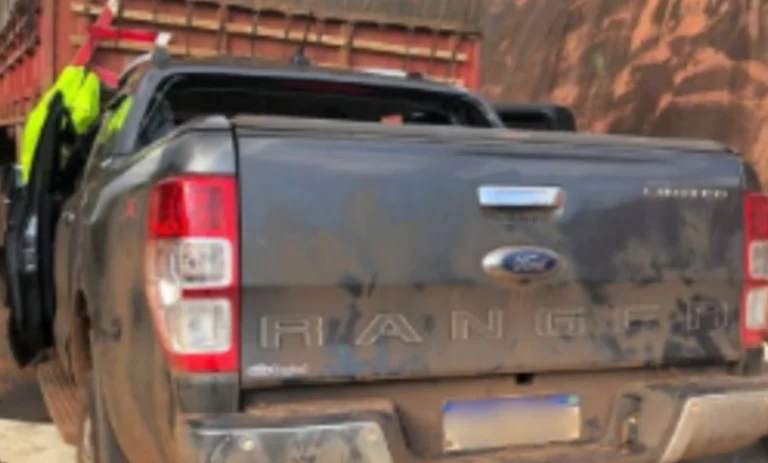 Acidente entre caminhão e caminhonete deixa 3 mortos em Goiás