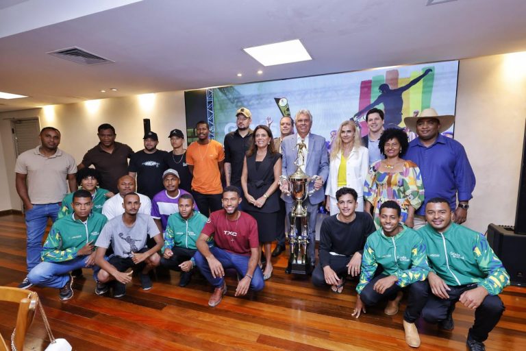 Caiado, Gracinha e Daniel recebem campeões nacionais da Copa Quilombola