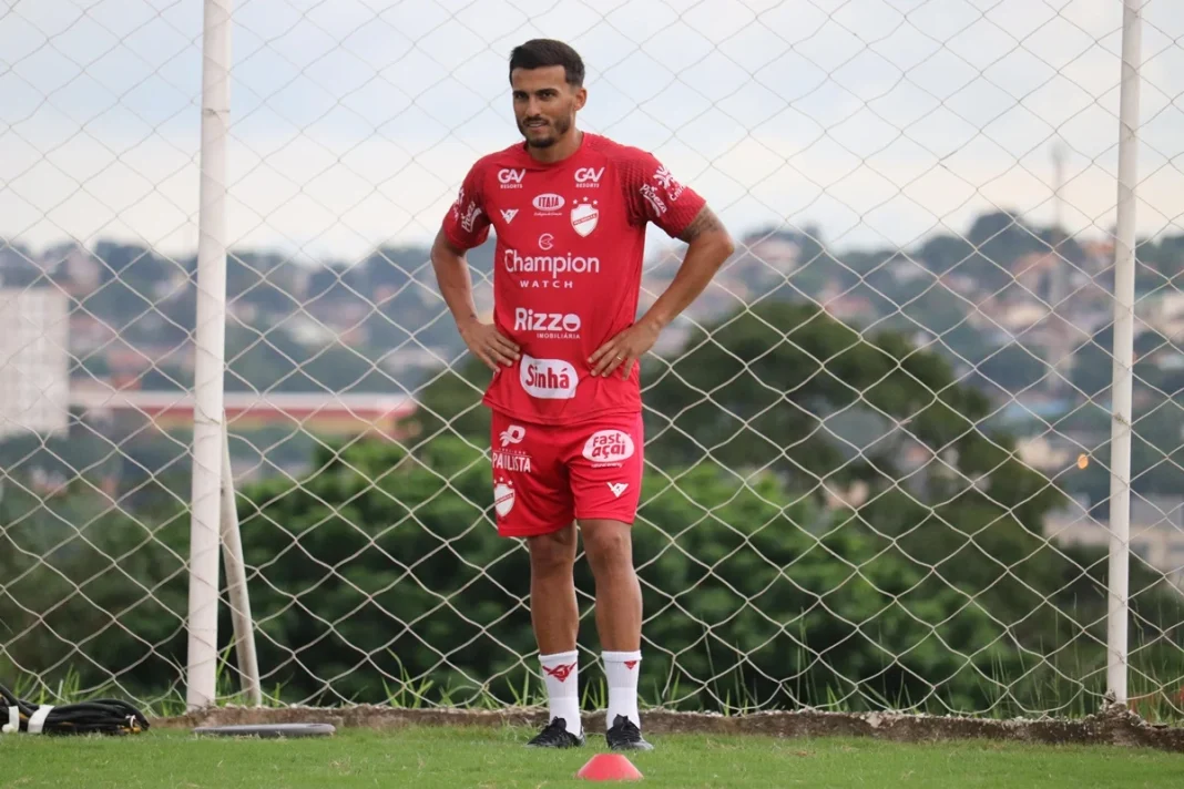 Guilherme Parede está de volta ao Vila Nova para tratamento de lesão.