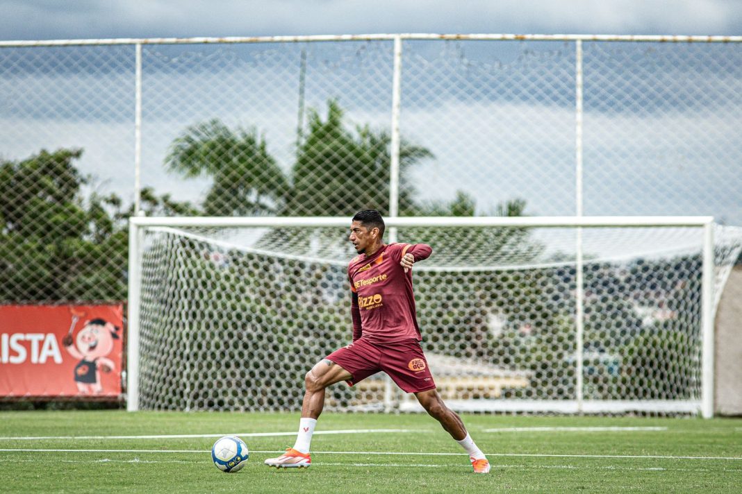 Ralf, volante do Vila Nova, em treinamento para a temporada 2025, após recuperação de lesão no ombro.