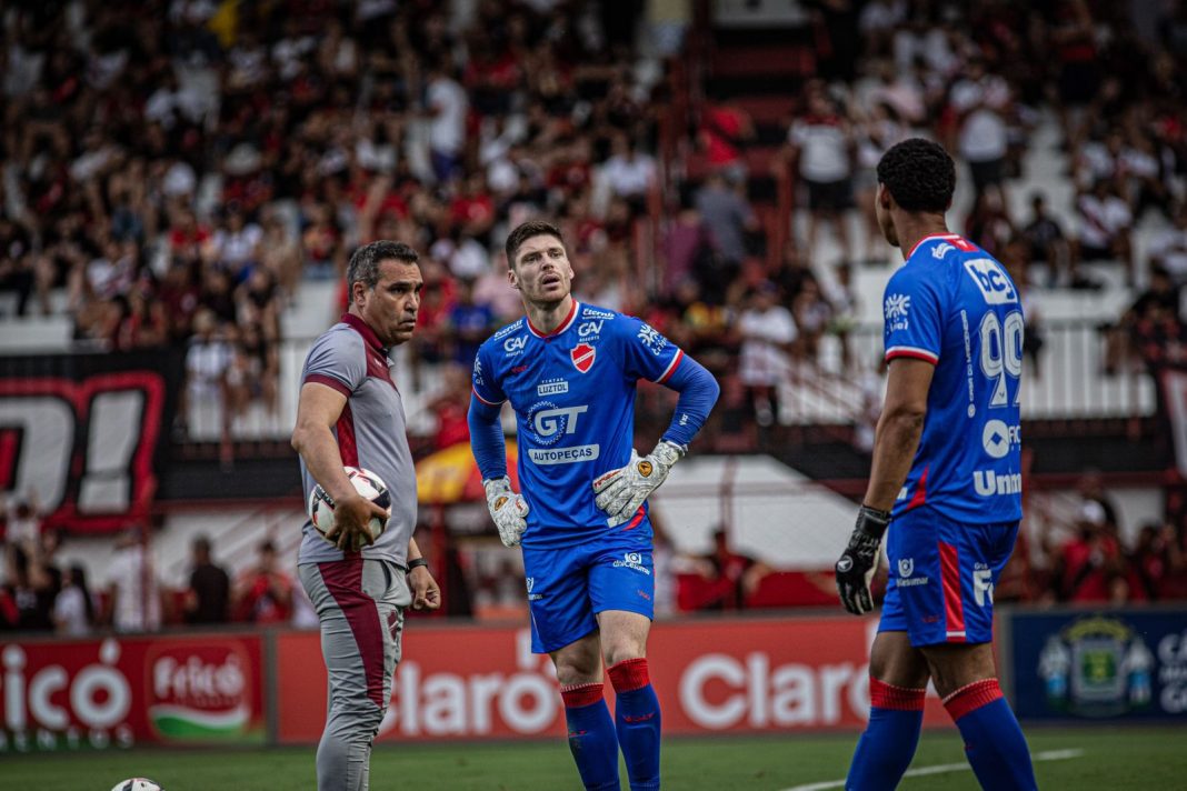 Ainda com inchaço no tornozelo, Kozlinski deixa o gol do Vila Nova contra o CRAC.