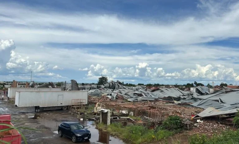 Temporal derruba galpão e danifica casas em Uruaçu, nesta terça