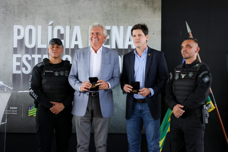 Caiado e Daniel entregam equipamentos e viaturas à Polícia Penal