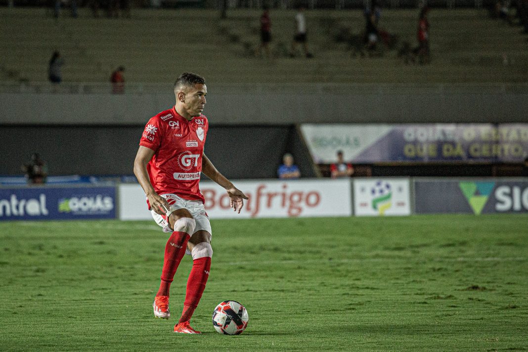 Em uma partida difícil, o Vila Nova foi surpreendido pelo Goiânia e sofreu sua primeira derrota no Campeonato Goiano de 2025, com um revés por 3 a 1. A virada tirou a liderança da equipe e fez com que o time caísse para a segunda colocação, com 14 pontos.