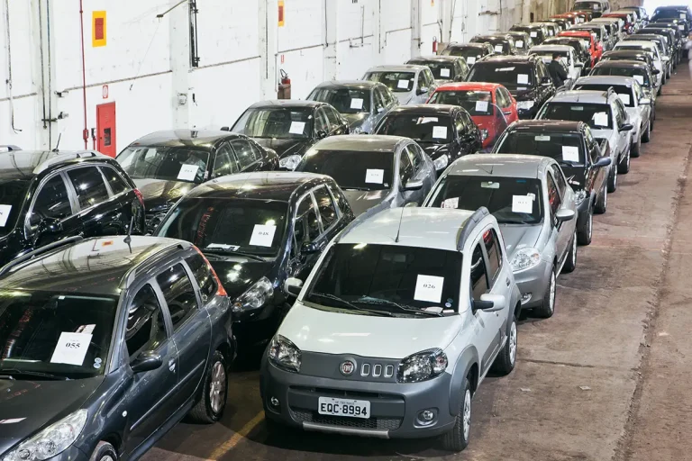 Carros serão leiloados.