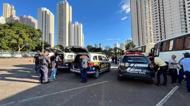 Polícia prende flanelinhas que cobravam R$ 40 para estacionar no Serra Dourada