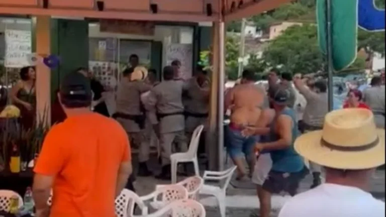 Folião teria reagido à abordagem e agredido PMs com socos e chutes em Goiás