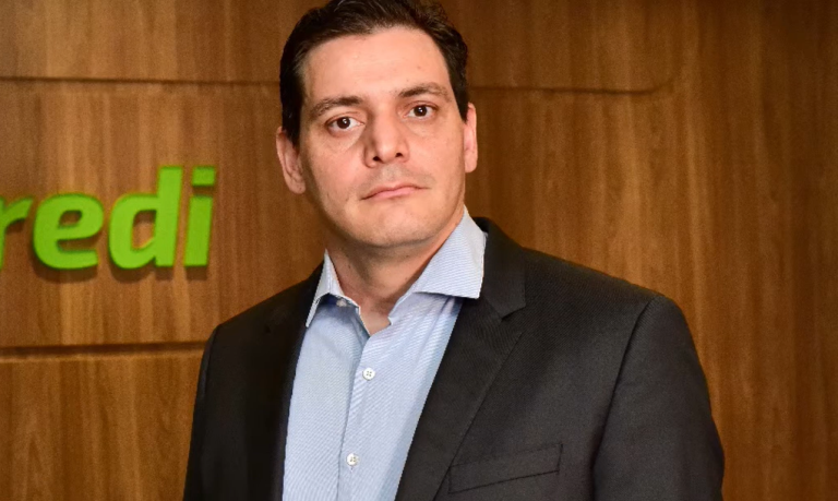 Consultor do Sicredi orienta sobre como proteger as finanças com o dólar em alta