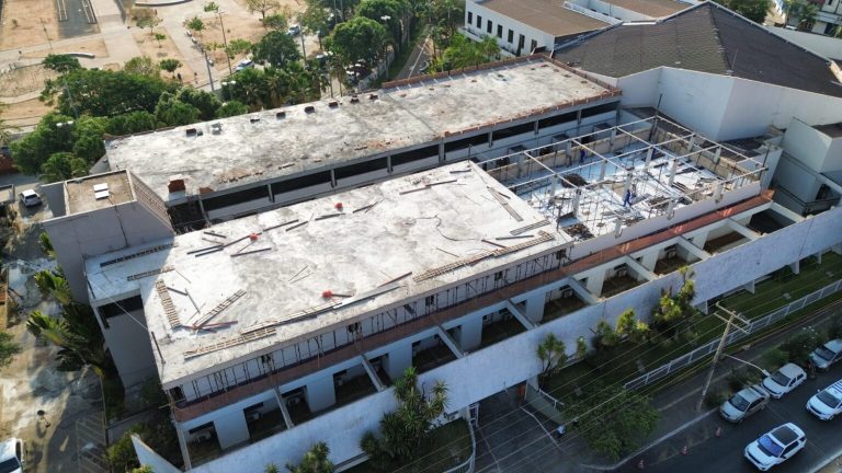 Obra para construção de novos pisos na Câmara Municipal de Goiânia