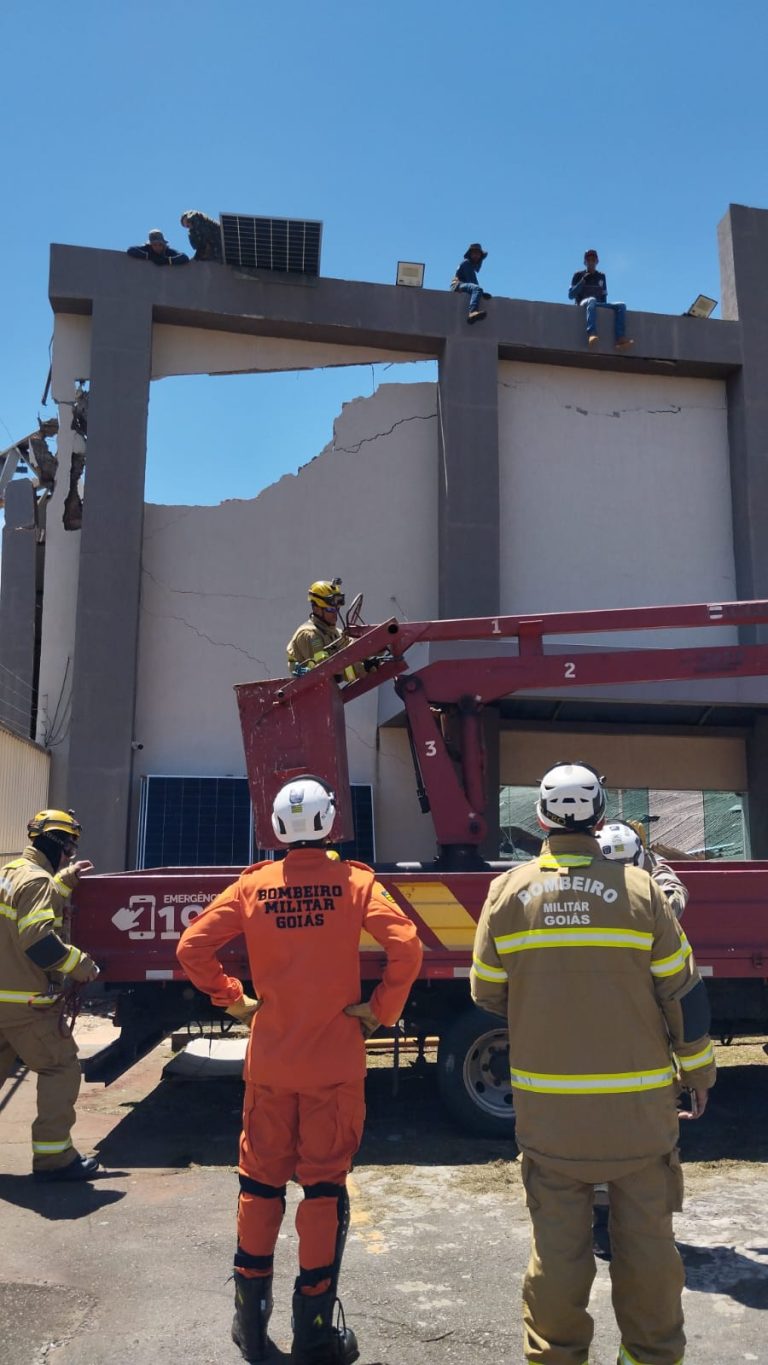 Princípio de desabamento do telhado de igreja no Setor Leste Vila Nova