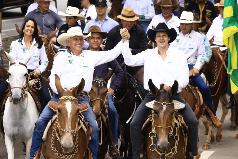 Caiado e Daniel Vilela prestigiam cavalgada do 2º Encontro de Comitivas de Goiás