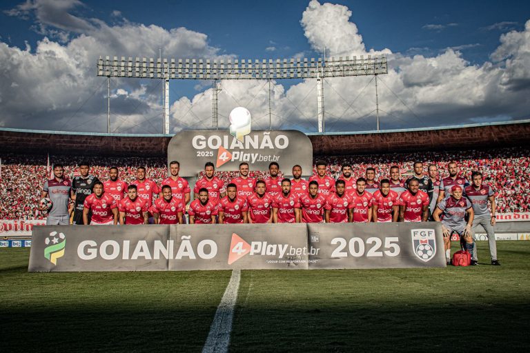 O Vila Nova fez história ao conquistar o título do Campeonato Goiano de 2025, vencendo o Anápolis por 3 a 0 na final, após reverter uma desvantagem de dois gols. Com esse triunfo, o time encerrou um jejum de quase 20 anos e conquistou seu 16º título estadual. A vitória foi marcada por gols de Tiago Pagnussat, Igor Henrique e um gol contra de Renan. Além do título, o Vila quebrou recordes de público, sendo o único time a superar a marca de 100 mil torcedores durante a competição. Agora, o clube se prepara para focar na Série B do Campeonato Brasileiro, com o objetivo de conquistar o acesso à elite do futebol nacional.