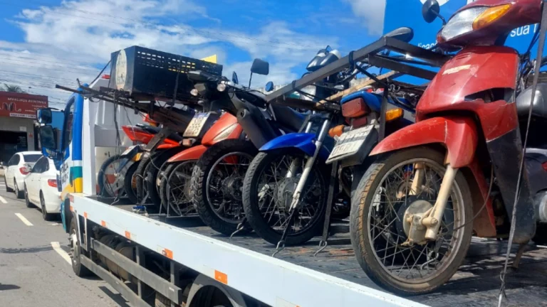As motos foram apreendidas e os condutores multados