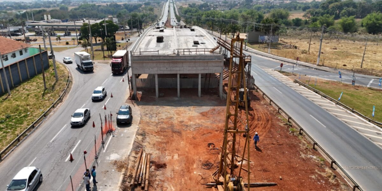 Construção do viaduto na entrada da cidade de Trindade