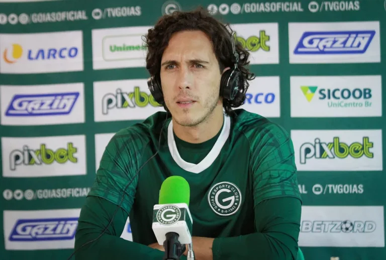 Cacau elogia ex-atacante do Goiás que teve nome ligado ao Verdão e compara com jogadores atuais