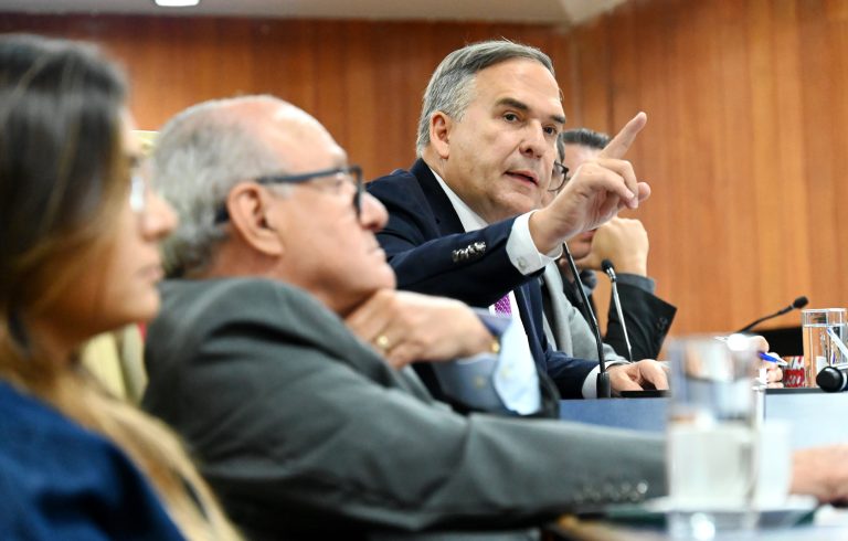 Sandro Mabel participa de prestação de contas na Câmara de Goiânia