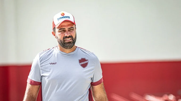 Cacau comenta postura do Vila Nova em derrota para o Coritiba: “fez o que tinha que fazer”