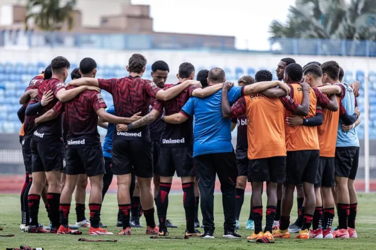 Comentaristas apostam em favoritismo do Atlético em estreia e comentam escalação rubro-negra