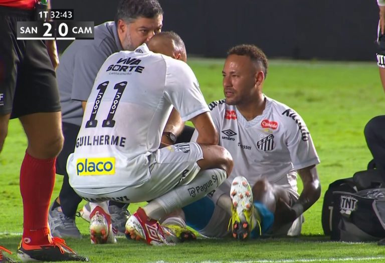 Neymar sente lesão e sai aos 32 minutos do primeiro tempo em vitória do Santos por 2 a 0
