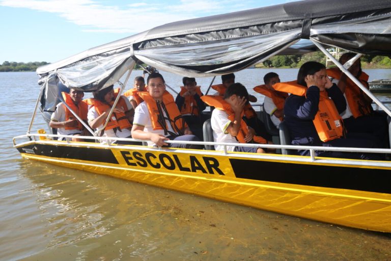 Governo de Goiás entrega, em Britânia, primeira embarcação náutica de transporte escolar do Estado