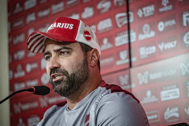 A torcida do Vila Nova está errada em pedir demissão de Rafael Lacerda?