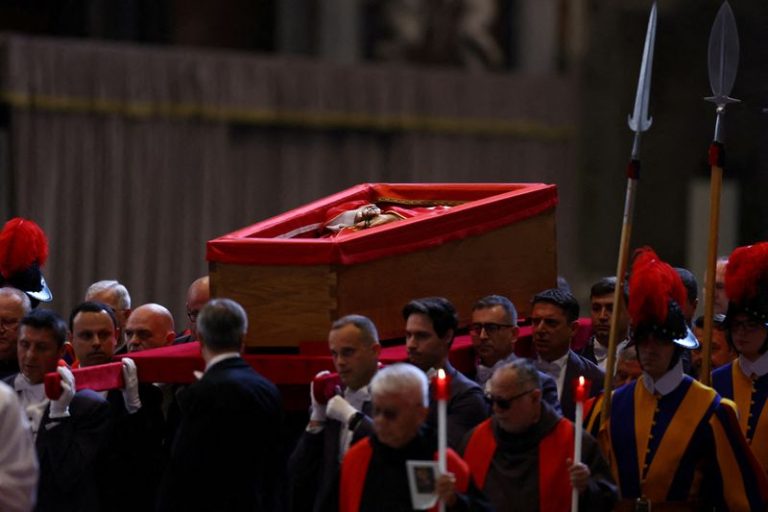 Corpo do papa Francisco é velado em cerimônia aberta na Basílica de São Pedro