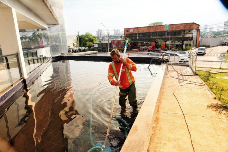 Comurg reforça limpeza de fontes e espelhos d’água para evitar focos do mosquito da dengue