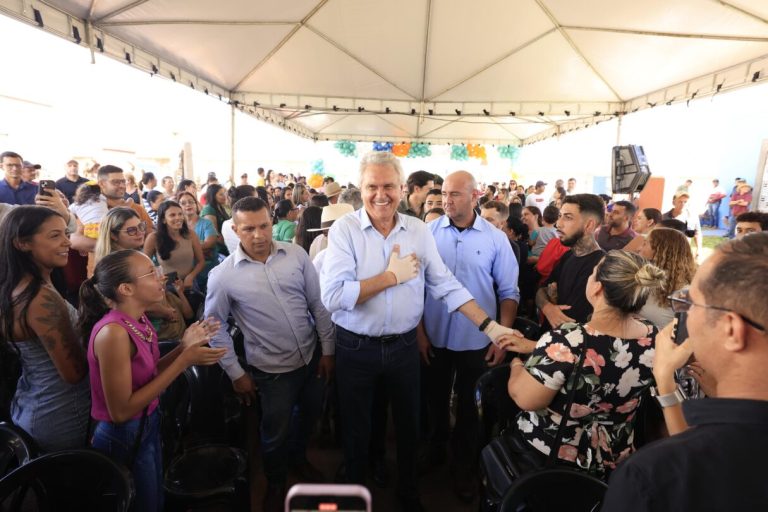 Governo estadual entrega moradias e campo de futebol em São Francisco de Goiás