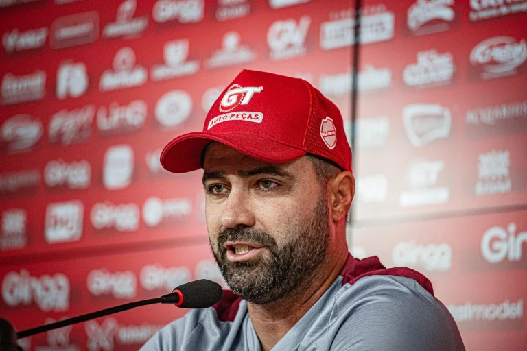 Cacau elogia Rafael Lacerda e alerta torcida do Vila Nova: “precisa se acalmar”