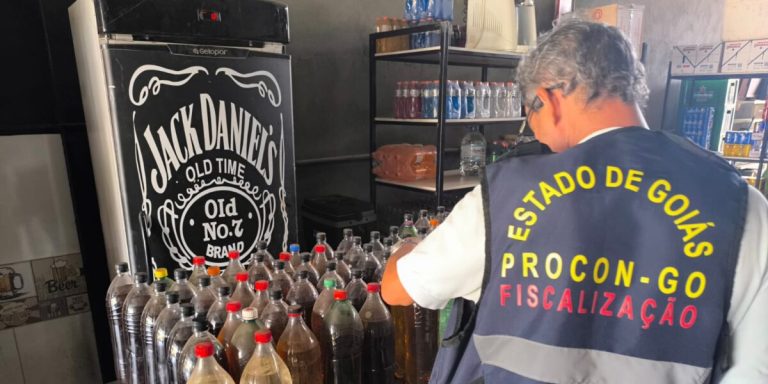 Em Indiara, fiscalização do Procon Goiás apreende quase 80 garrafas de cachaça adulterada