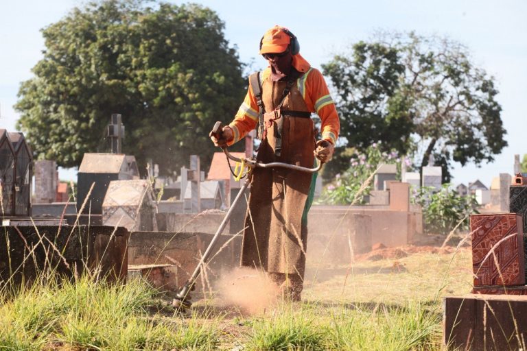 Prefeitura de Goiânia inicia operação de limpeza nos quatro cemitérios municipais