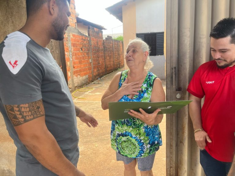 Prefeitura de Goiânia entrega escrituras a moradores do Setor Orlando de Morais
