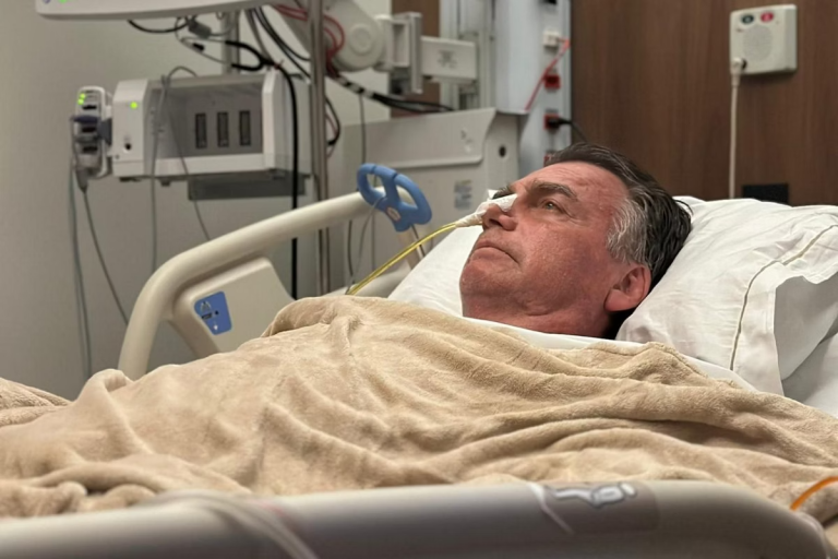 Bolsonaro completa duas semanas da cirurgia e não tem previsão de alta