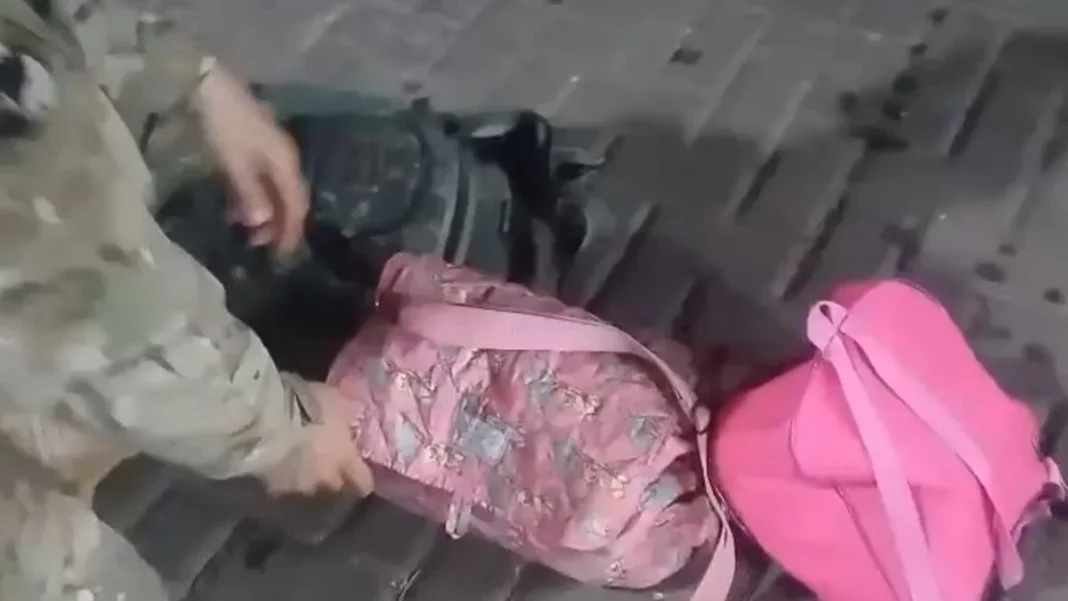 Casal é preso com droga escondida na bolsa da filha durante viagem de ônibus, em Goiânia
