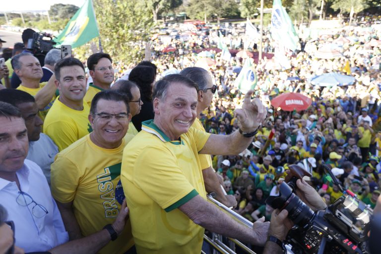 Três dias após alta hospitalar, Bolsonaro participa de ato por anistia aos golpistas de 8 de janeiro