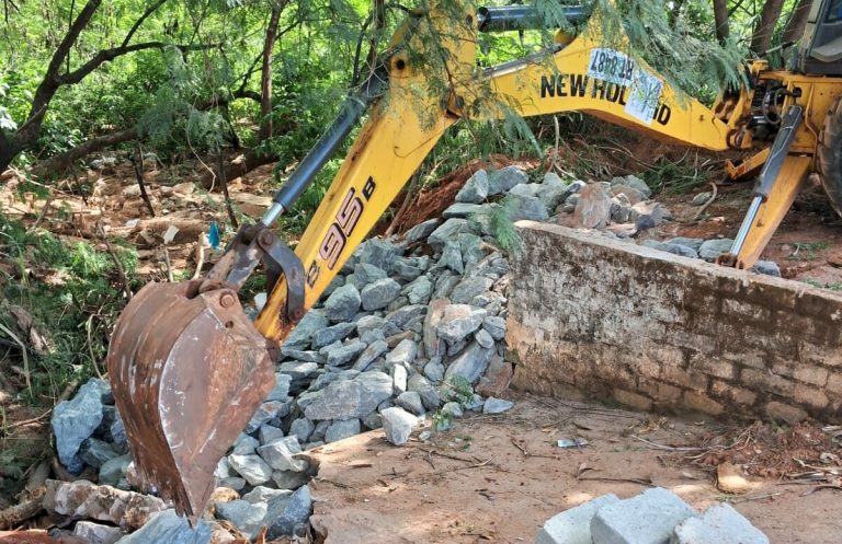 Seinfra faz contenção de erosão nas margens do Córrego Taquaral, na Região Noroeste