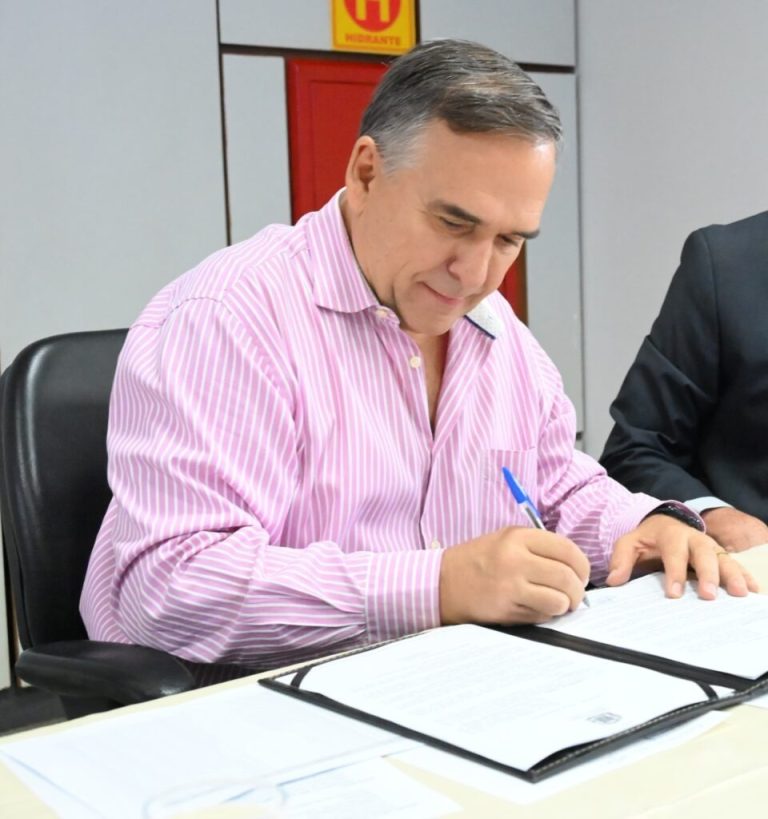 Mabel sanciona lei que incentiva adoção de crianças mais velhas no município de Goiânia